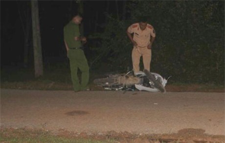 Phát hiện người đàn ông nằm chết giữa đường cùng xe máy