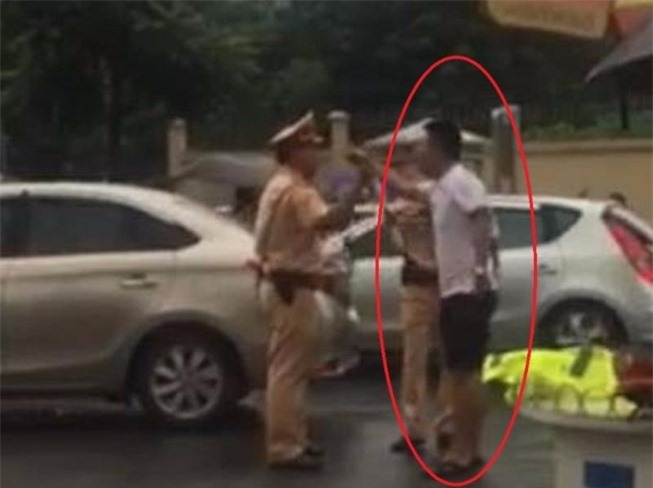 Tạm giữ hình sự tài xế dùng gậy golf đánh cảnh sát giao thông