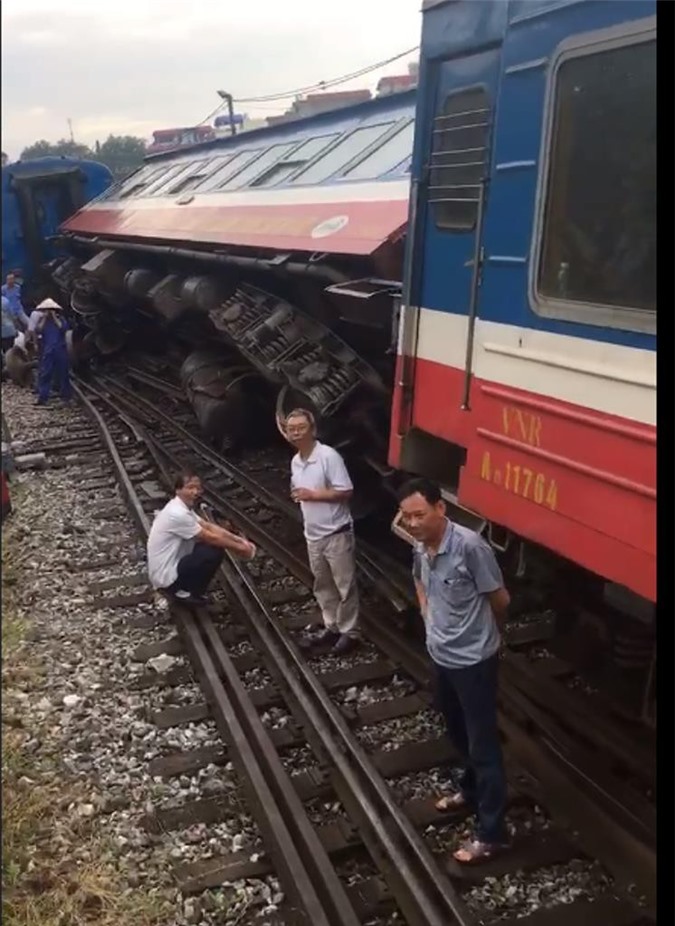 Tàu hỏa trật bánh trên đường ray, hàng trăm hành khách thoát nạn