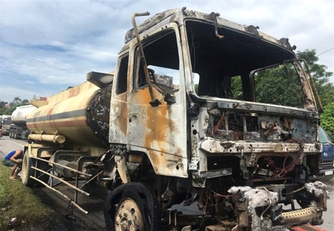 Xe bồn chở dầu bốc cháy dữ dội, Quốc lộ 1A tắc nghẽn nghiêm trọng