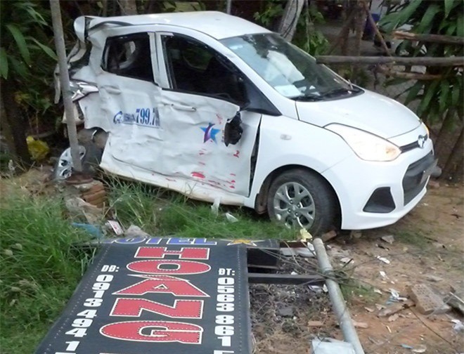 Bình Định: Xe khách hất taxi bay xa 20m, tài xế tử vong 