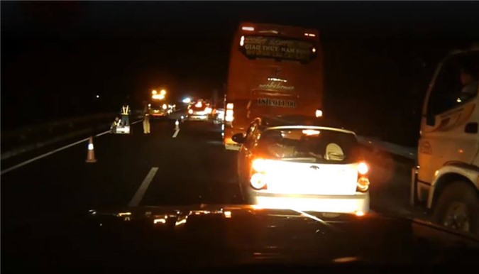 Đi bộ qua cao tốc, người đàn ông bị nhiều xe ôtô cán chết thảm