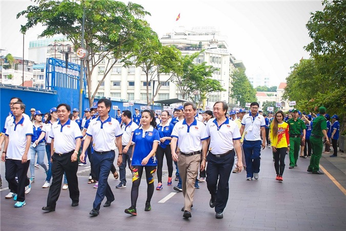 Hàng ngàn người “phủ xanh” phố đi bộ cổ vũ Đoàn Thể thao Việt Nam