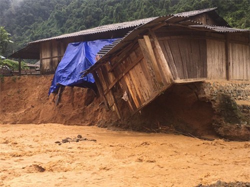 Mưa lũ hoành hành ở Tây Bắc: 26 người chết, 16 người mất tích 