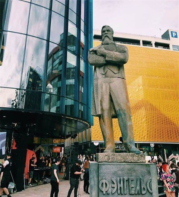 New York Times: Tượng Engels chuyển từ Ukraine đến Manchester