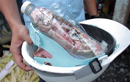 Tài xế nhét tiền lẻ trong chai nhựa phản đối trạm thu phí