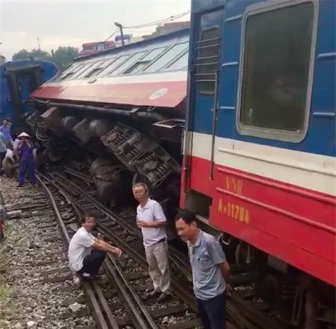 Tàu chở khách trật bánh ở ga Yên Viên: Thông tin mới nhất