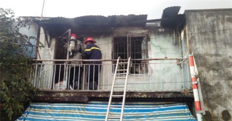 Bà liều mình bế cháu 2 tuổi chạy thoát khỏi căn nhà rực lửa