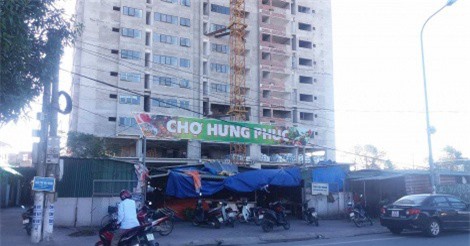 Đang đứng bán gà, người phụ nữ bị bê tông rơi đè gãy chân