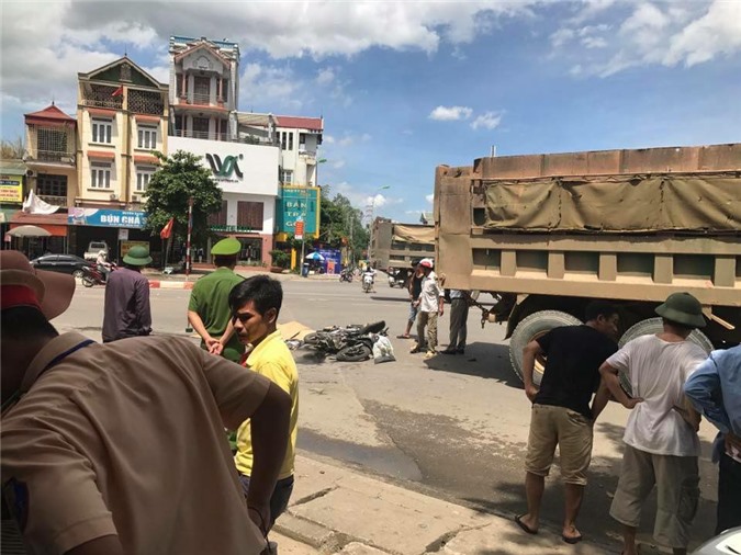 Hà Nội: 3 người đi xe máy bị xe tải cán tử vong tại chỗ 