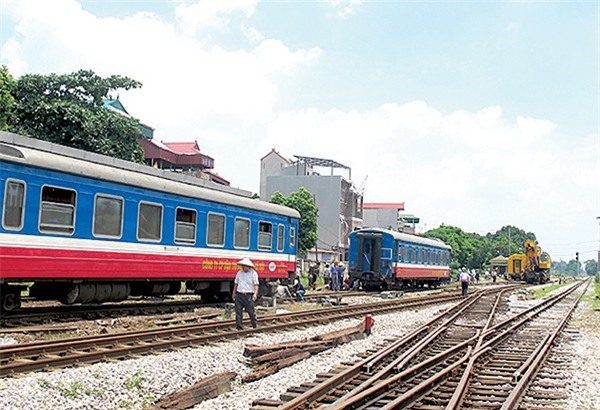 Tàu hỏa trật bánh ở Hà Nội: Tiết lộ nguyên nhân ban đầu