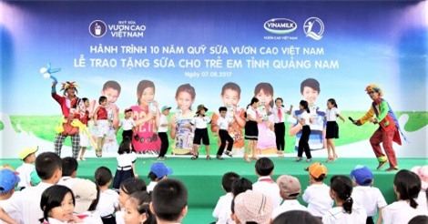 Trao tặng 36.500 ly sữa cho trẻ em tỉnh Quảng Nam