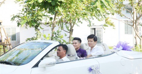 Trung Kiên dùng xe mui trần rước Lê Phương "về dinh"