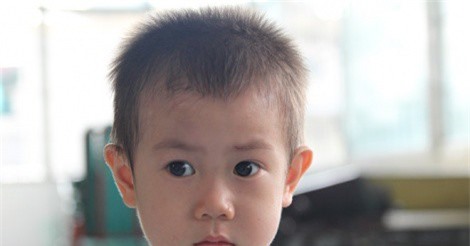 Bé trai 2 tuổi khóc mếu bị bỏ rơi trước cổng bệnh viện Từ Dũ