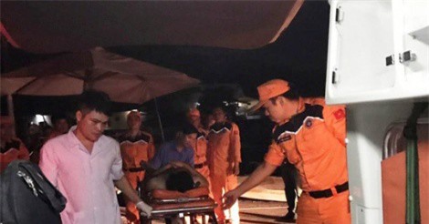 Bị cáp cẩu quật ngã, một thuyền viên bị gãy xương vai 