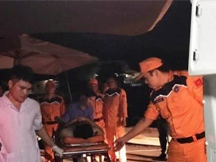 Bị cáp cẩu quật ngã, một thuyền viên bị gãy xương vai