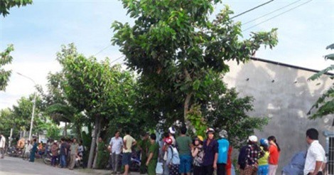 Bực tức sau cãi vã, chồng sát hại vợ rồi ra đường ngồi khóc