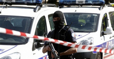 Lao xe vào binh lính Pháp ở ngoại ô Paris, nhiều người bị thương