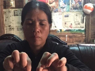 Người mẹ lo lắng vì hai con trai mất liên lạc ở Long An