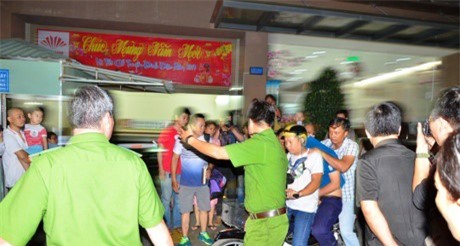 Sáng nay 9/8, nam sinh 16 tuổi giết bạn bỏ thùng xốp hầu tòa 