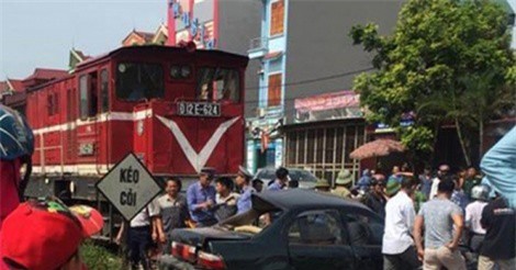 Tàu hỏa kéo lê ôtô hơn 100m, chủ tịch hội khuyến học huyện tử vong