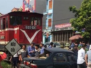Tàu hỏa kéo lê ôtô hơn 100m, chủ tịch hội khuyến học huyện tử vong