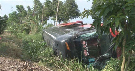 Xe khách lao thẳng xuống mương, hơn 35 người thoát chết