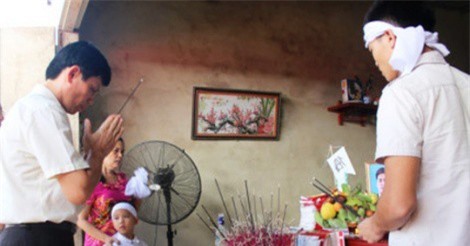 Xe tải mất lái tông vào cột điện, 3 người chết thảm