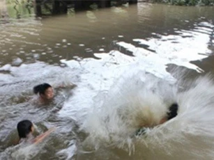 Cha khóc ngất hay tin 2 con gái sinh đôi đuối nước tử vong