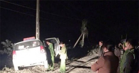 Côn đồ cầm dao đâm vào mặt tài xế, cướp taxi táo tợn ở Hà Nội