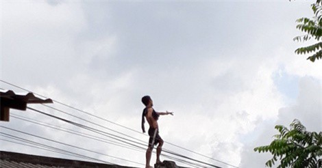 Thanh niên nghi ngáo đá cố thủ trên nóc nhà nhảy múa