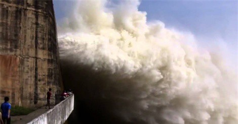 Thủy điện Hòa Bình tiếp túc mở cửa xả đáy