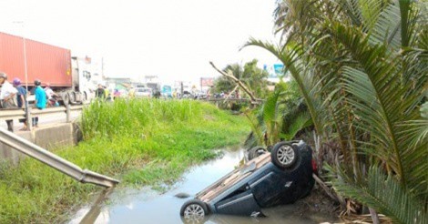 Ôtô phơi bụng sau cú va chạm kinh hoàng với xe đầu kéo