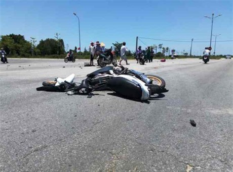 Ôtô húc văng xe máy chở gas, nam thanh niên chết thảm