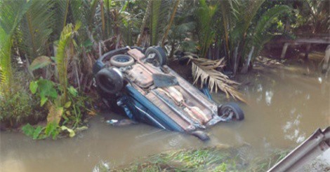 Ôtô lật ngửa xuống kênh, người dân cạy cửa cứu nhiều người