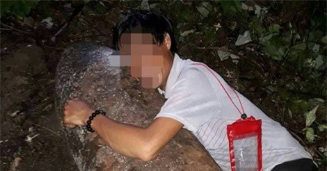 Sốc: Người đàn ông chụp ảnh ôm bom "khủng" nguyên kíp nổ