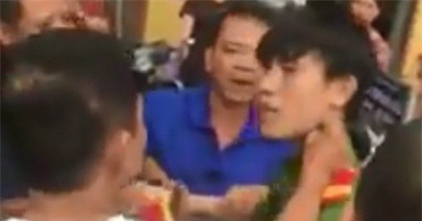 Tin mới nhất về người mặc sắc phục công an bị dân vây đánh ở Hà Nội