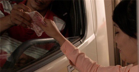Trạm thu phí Cai Lậy: Tài xế vẫn dùng tiền lẻ mua vé gây ách tắc