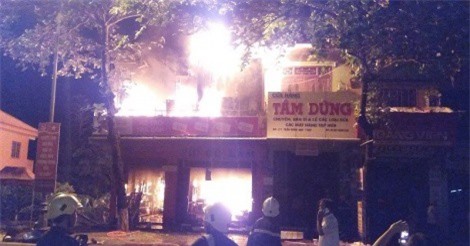 "Bà hỏa" thiêu rụi cửa hàng điện máy trong đêm