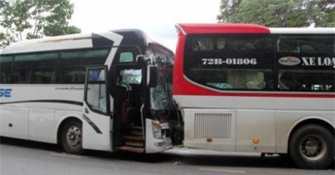 Hai xe khách tông nhau trên đèo Bảo Lộc: Không có chuyện anh hùng "dìu nhau"