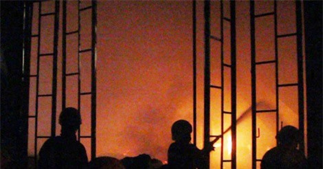 Hơn 100 chiến sĩ PCCC thâu đêm chiến đấu với ngọn lửa ở Sài Gòn