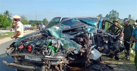 Ôtô con nát đầu sau cú va chạm kinh hoàng, 3 người bị thương nặng