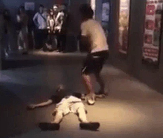 Sốc: Thanh niên nghi ngáo đá "đại náo" rạp chiếu phim 