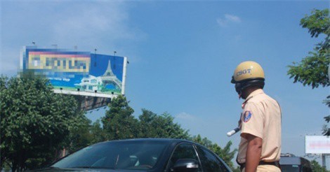 Không phạt chủ ôtô bị ngân hàng giữ giấy tờ gốc