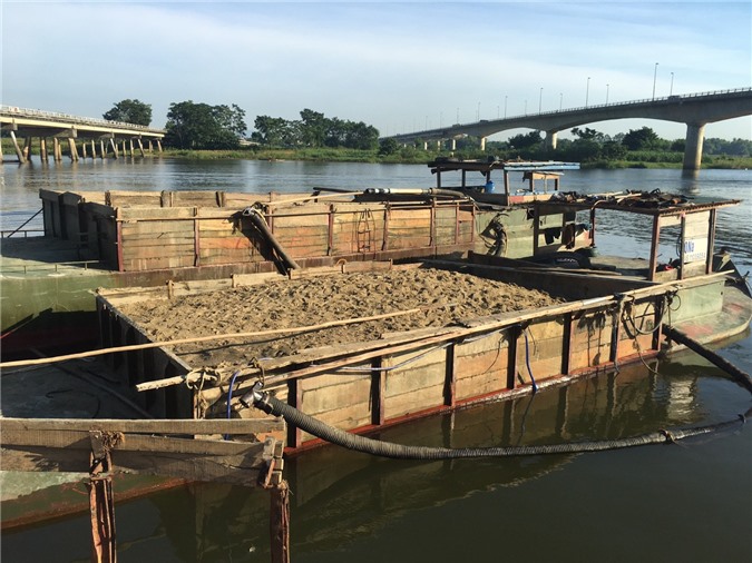 Quảng Nam: Cảnh sát đường thủy bắt giữ hai ghe hút cát lậu trong đêm