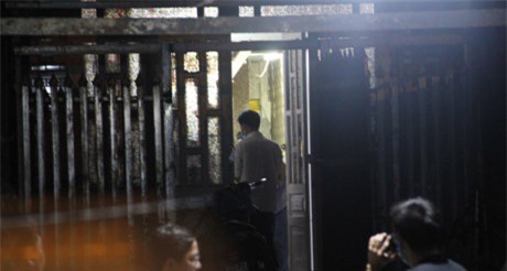 Hai người phụ nữ tá hỏa phát hiện xác chết người đàn ông trong tủ đồ