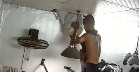 Trộm vô tình chĩa thẳng camera vào mặt trong shop thời trang