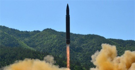 Ukraine nói Nga chuyển giao động cơ tên lửa cho Triều Tiên