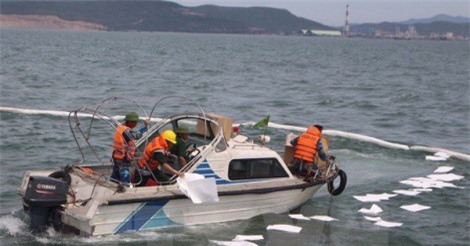 Bục ống chuyển tải, 200 lít dầu tràn ra vịnh Hạ Long
