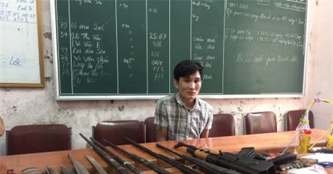 Lập lán tàng trữ vũ khí nóng, kẻ buôn ma túy sẵn sàng nhả đạn khi bị truy quét